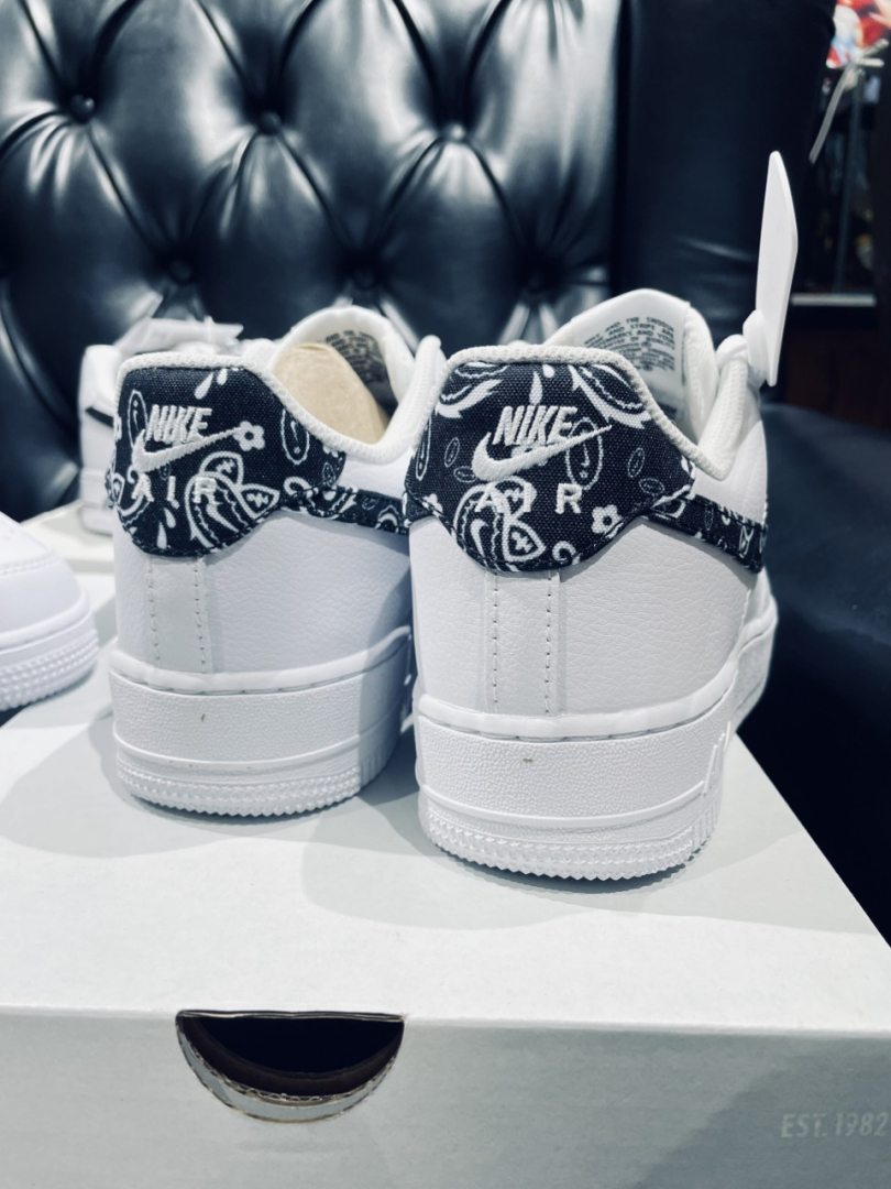 Phần đế sau của em nike thổ cẩm rep 11