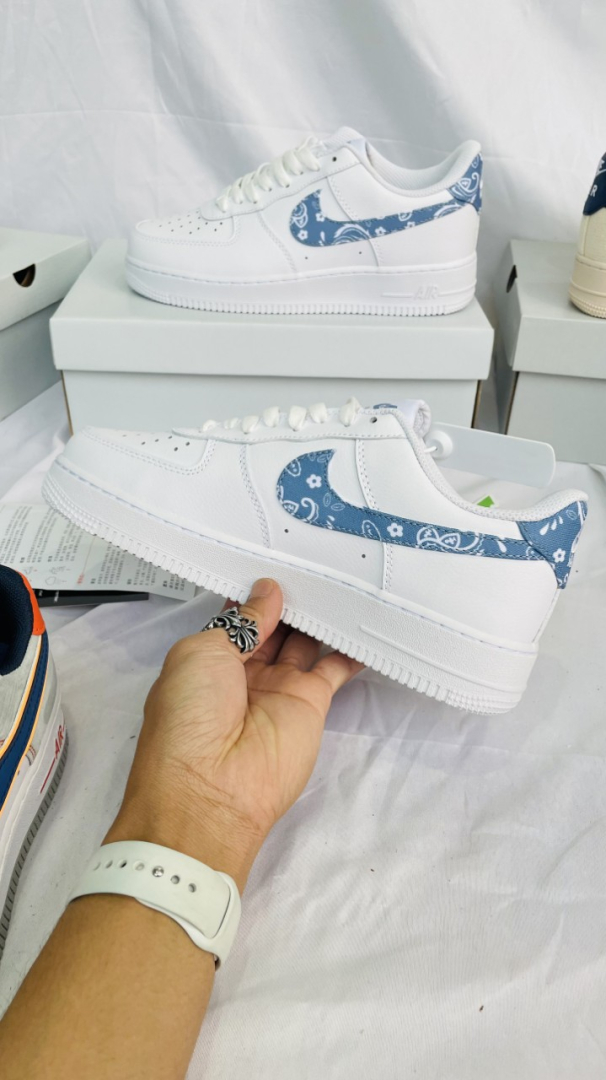 Nike trắng viền xanh và bộ ảnh full xinh xắn