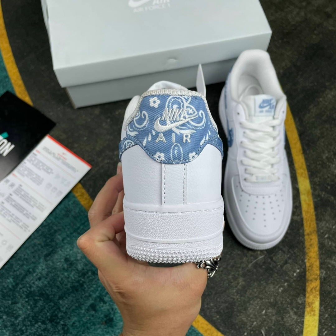 Phần đế nike viền xanh cực êm và thoáng khi