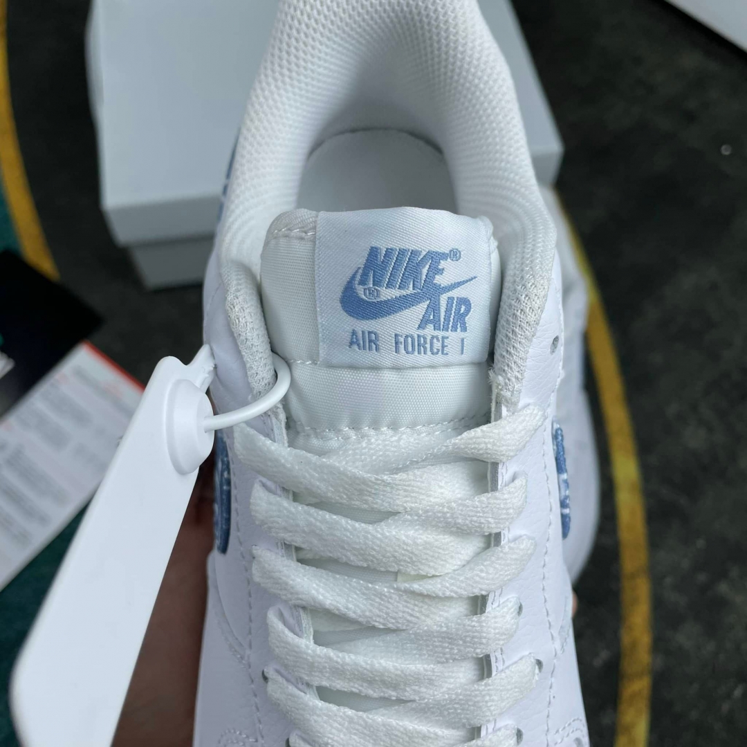 Phần bên hông của em Nike air force 1