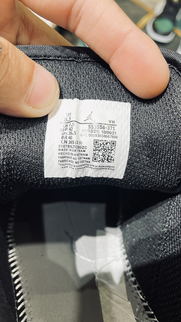 Tag giày có thông tin size và các thông tin cần thiết