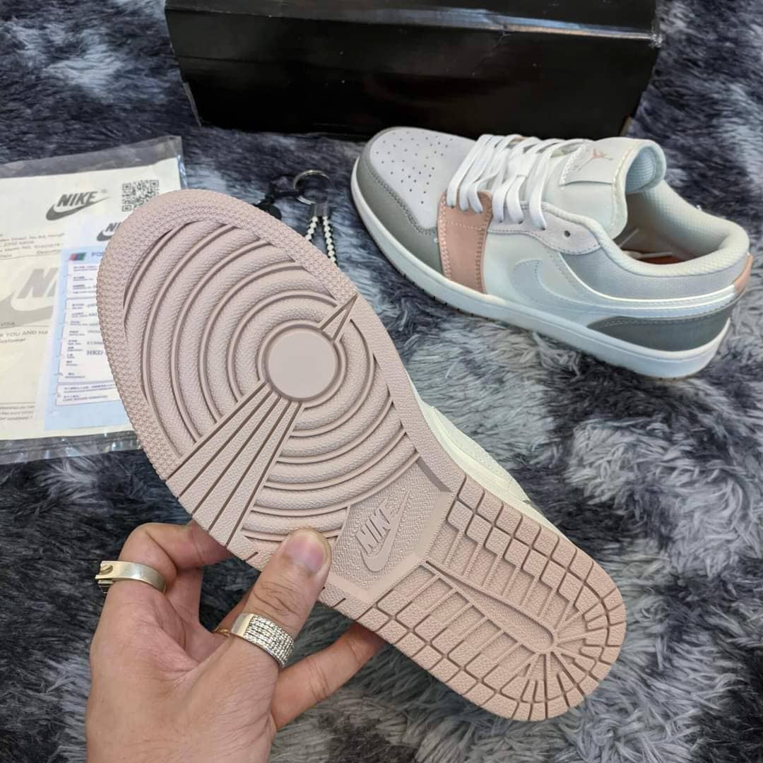 phần đế với thiết kế từ công nghệ tối tân nên vô cùng bền và xịn xò