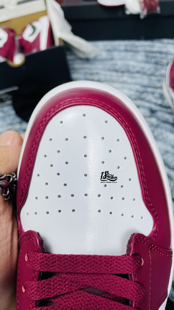 Phần mũi với da 2 lớp kết hợp với những l&ocirc; kh&iacute; nhỏ gi&uacute;p tăng độ th&ocirc;ng tho&aacute;ng cho đ&ocirc;i gi&agrave;y