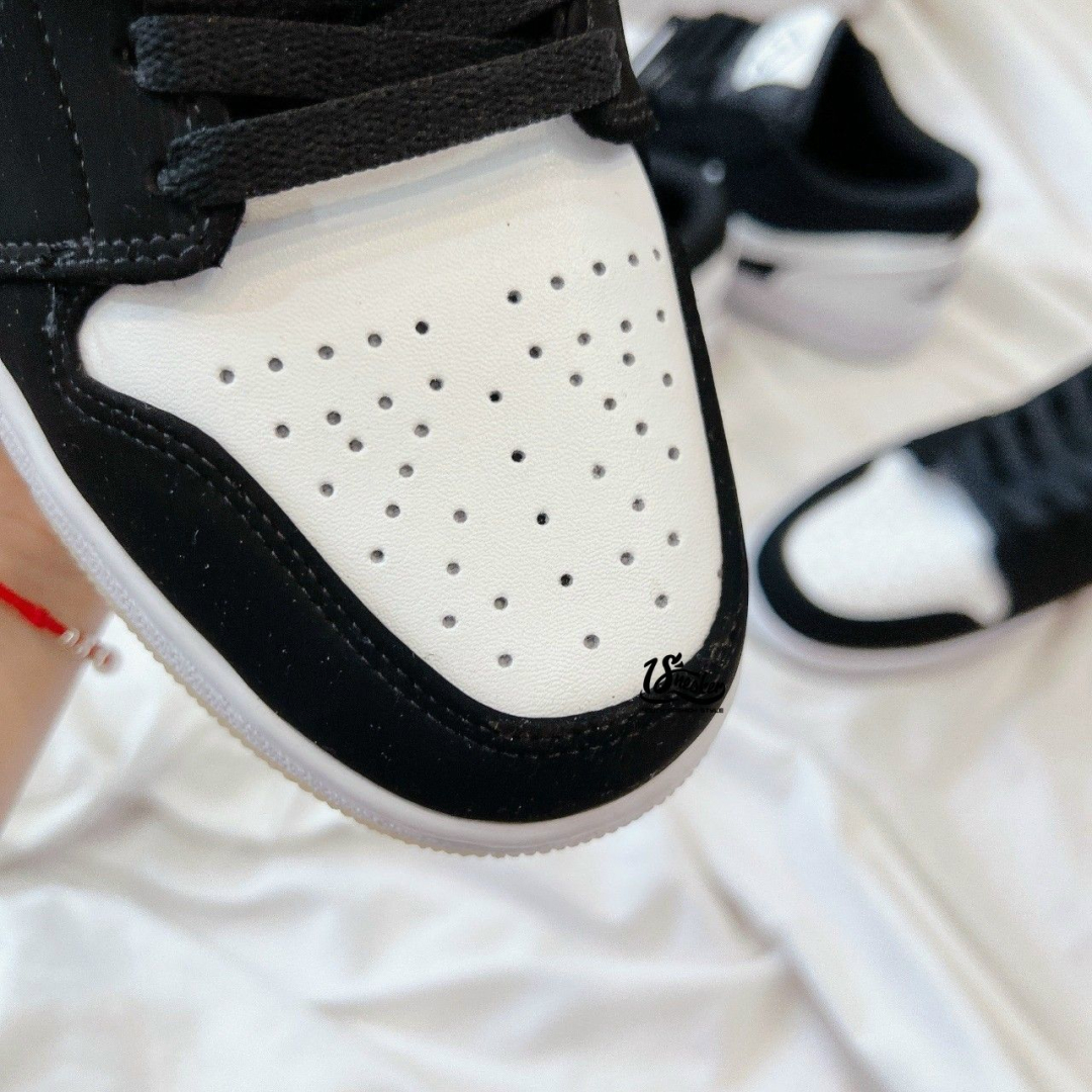 Đôi giày luôn được thông thoáng bởi thiết kế những lỗ khí nhỏ