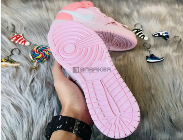 Phần đế với chất liệu cao su cao cấp giúp tăng độ bền và đàn hồi tốt