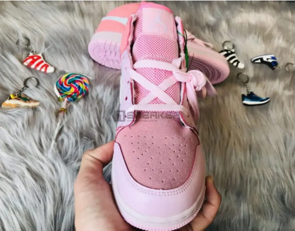 Phần mũi giày với những lõ khí thông thoáng khỏi bị bí bách