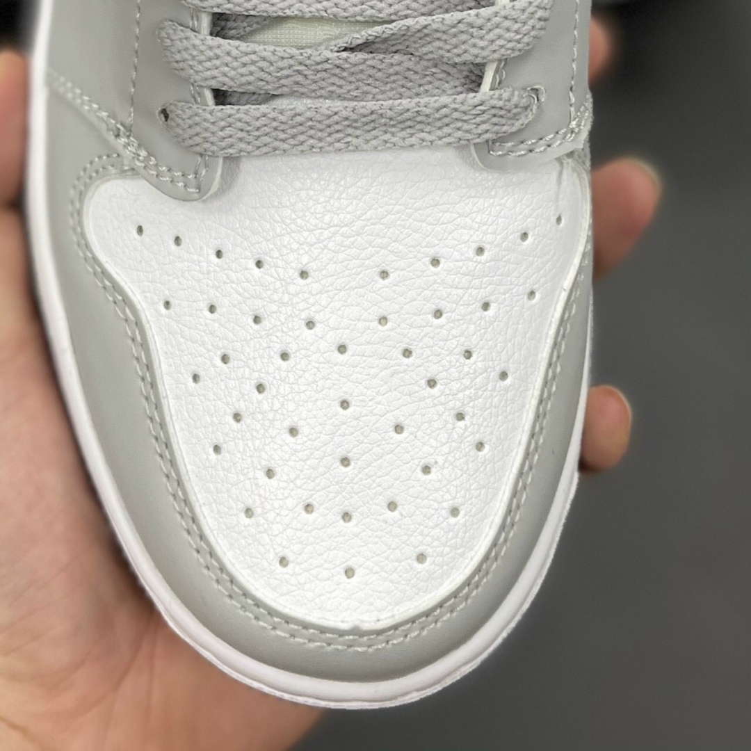 Chất liệu cao cấp xịn xò đảm bảo độ chất của đôi giày