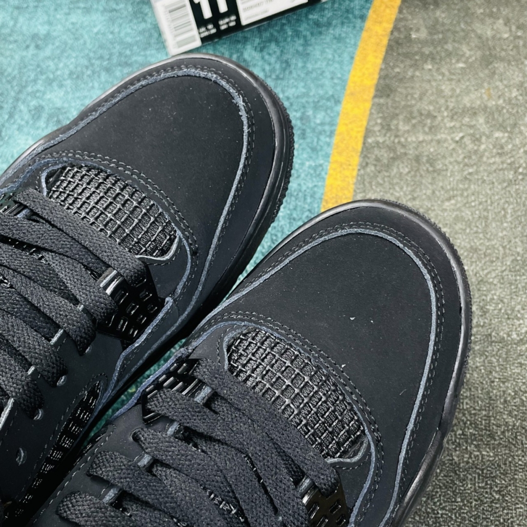 Mũi giày làm từ da bò nên rất mịn và bóng