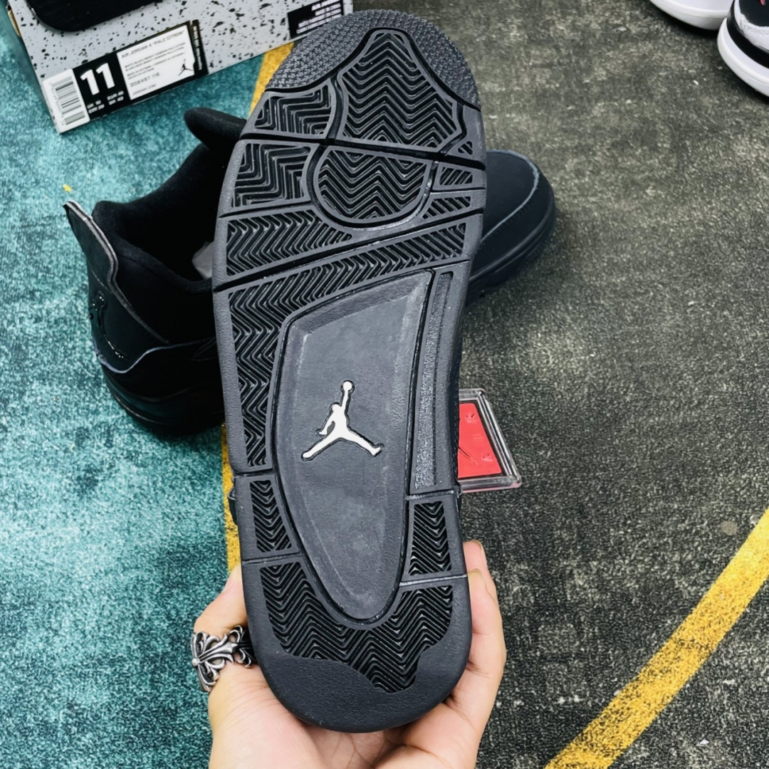 Đế thiết kế từ cao su cao cấp có độ bền cao và êm