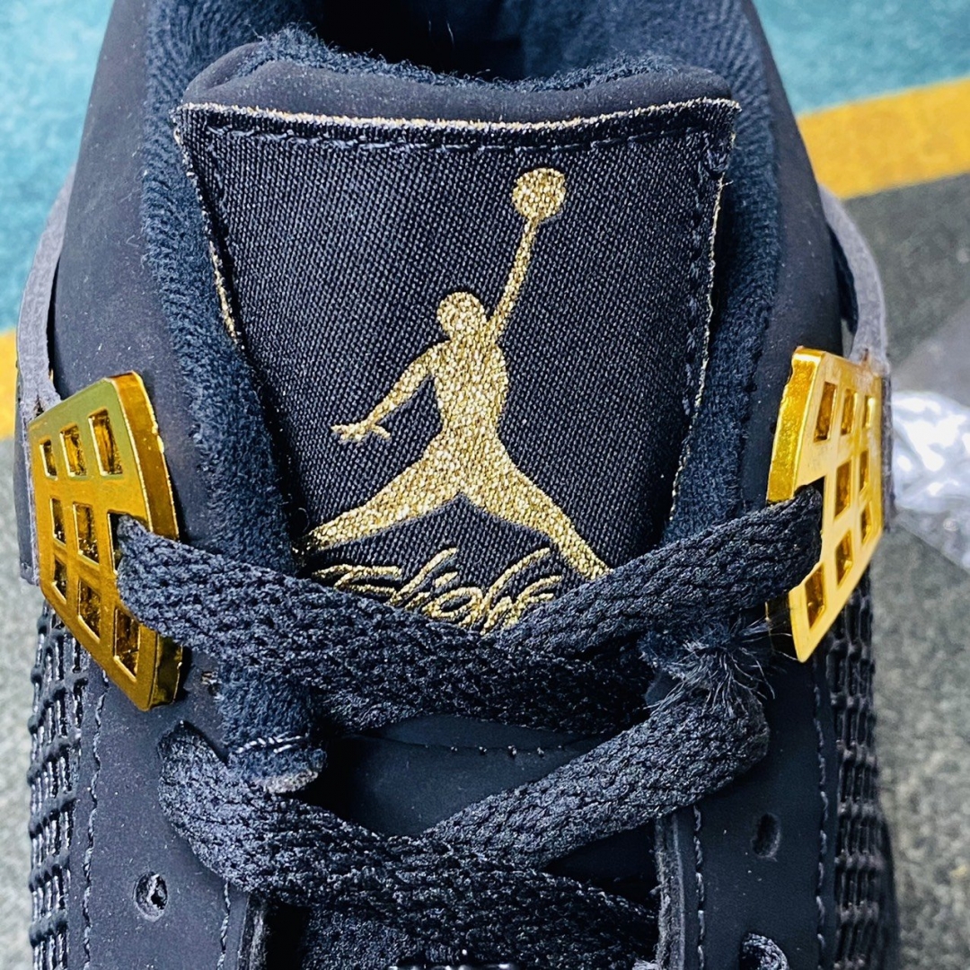 Phần mũi giày khâu chắc chắn với 2 lớp chỉ 