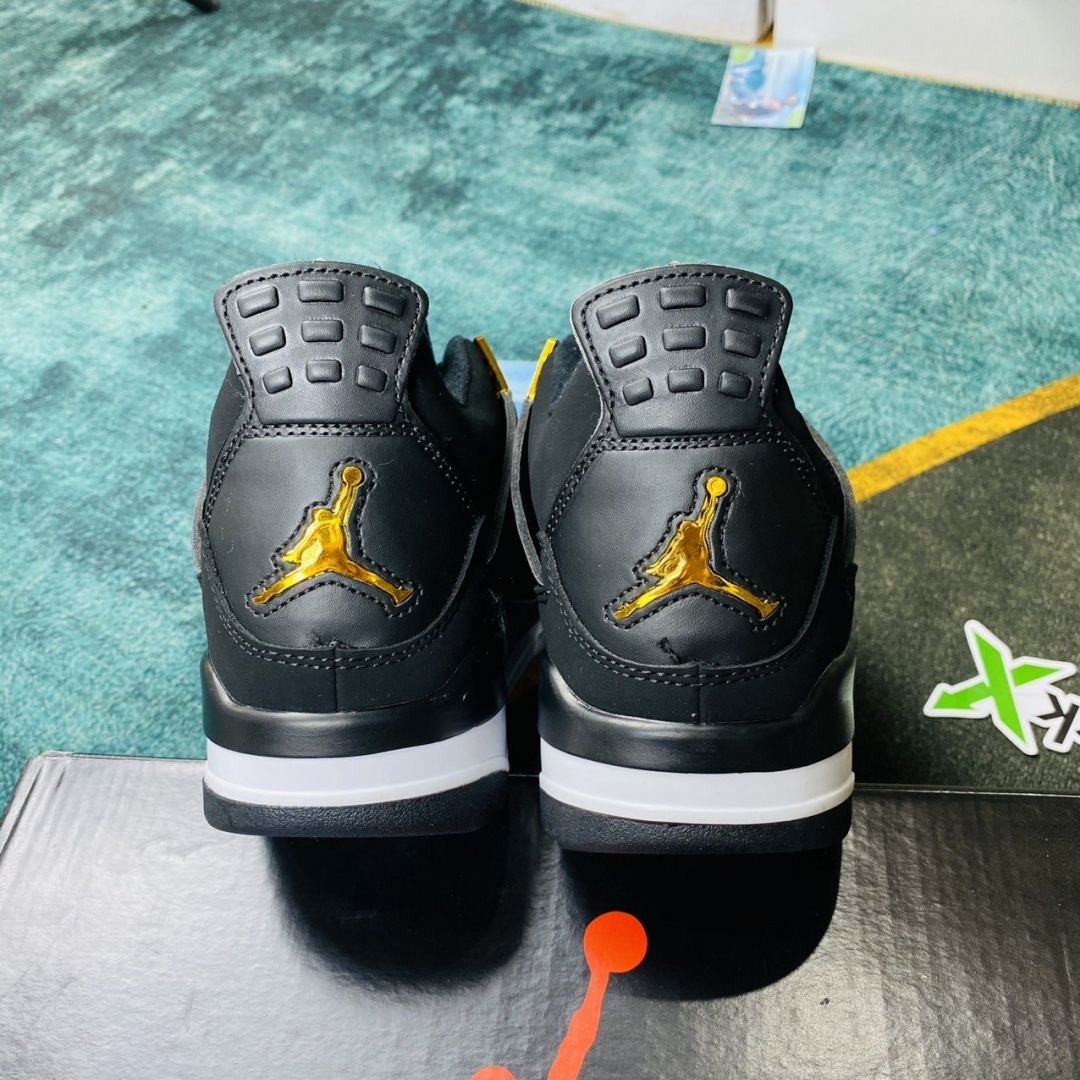 Phía sau hông nhìn rất chuẩn dáng form không  bị lệch form 