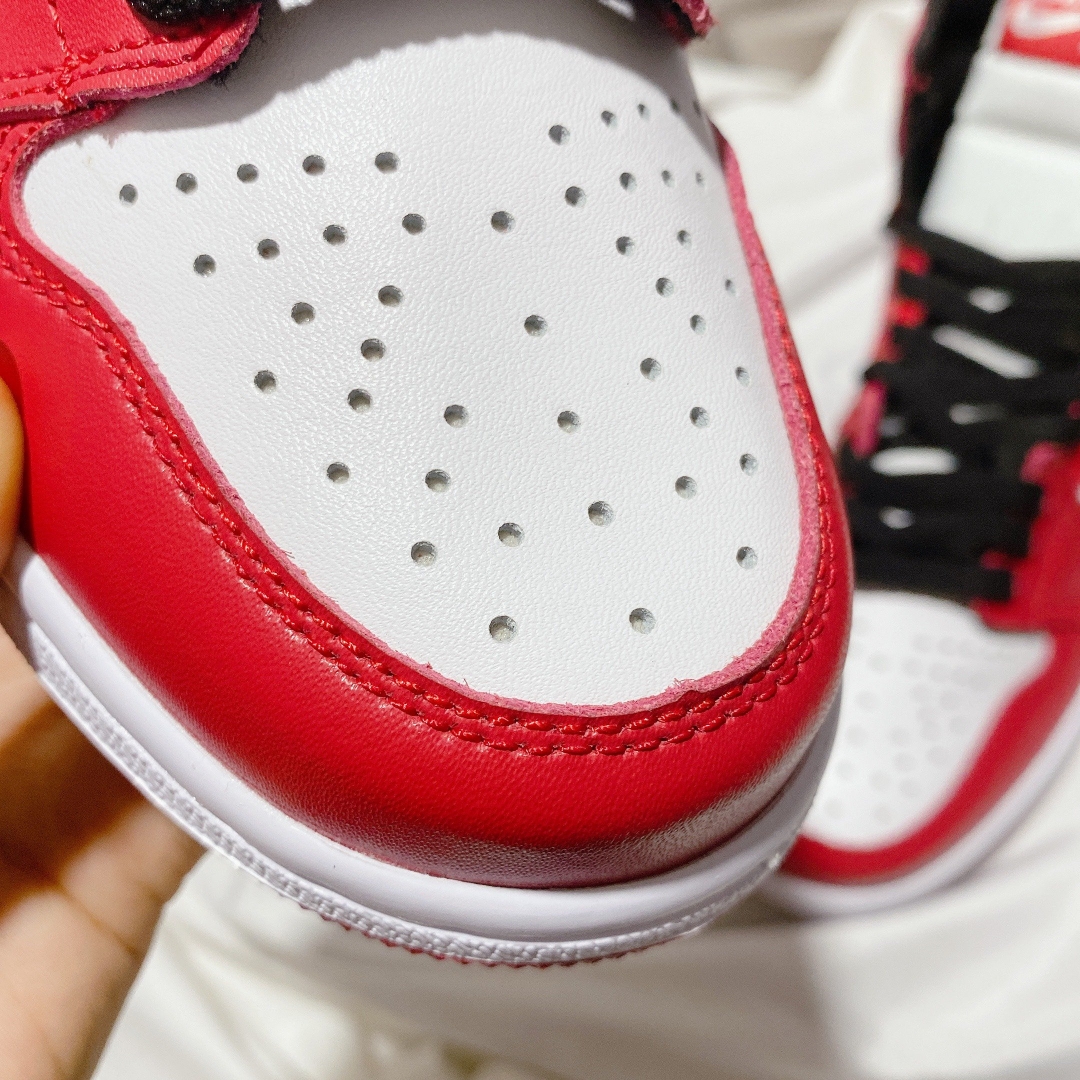 Mũi giày với lỗ khí nhỏ giúp thông thoáng không còn bí