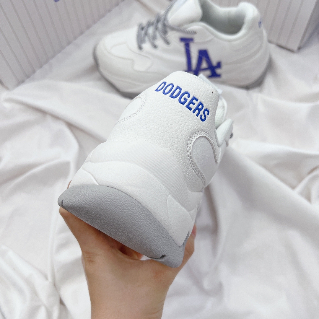 Phần sau hông nhìn vẫn rất chuẩn form và dáng nha