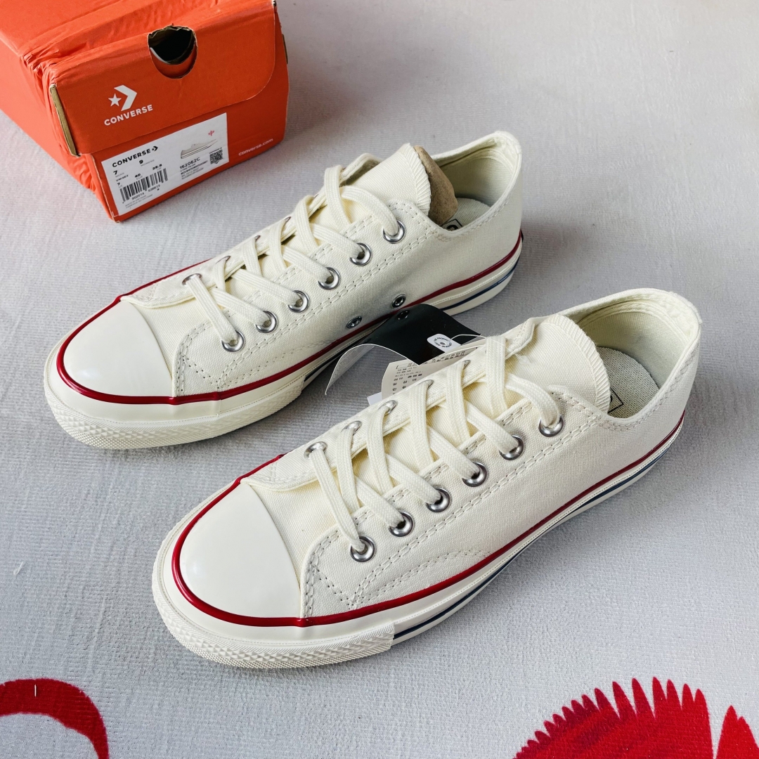 Với thiết kế tone trắng kem đôi giày tuy nhẹ nhàng nhưng vô cùng tinh tế