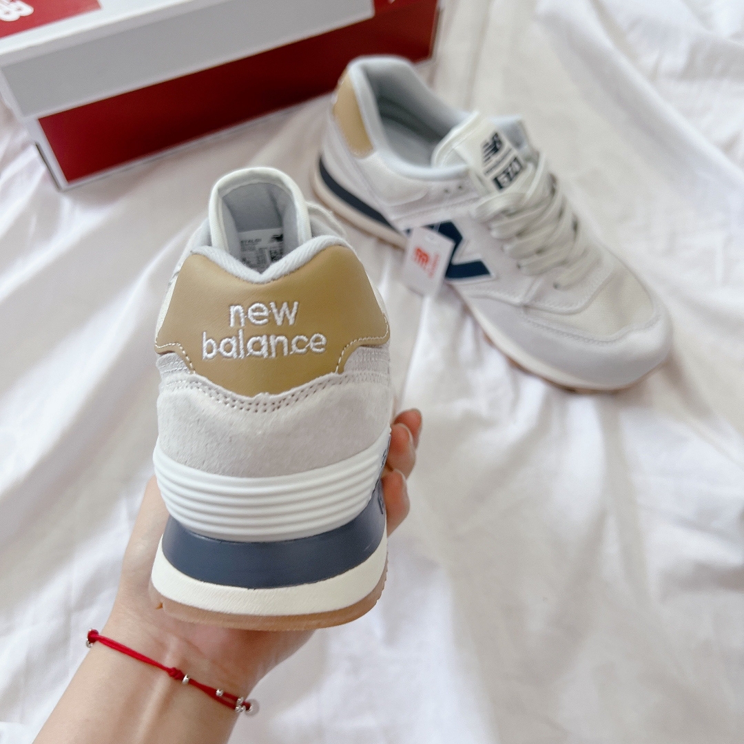 Thời gian trôi qua nhưng độ hot của em giày thì không thay đổi