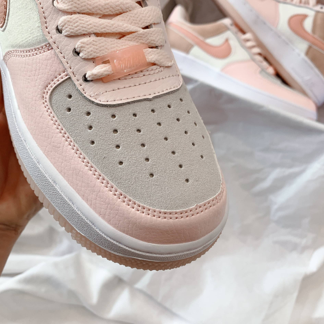 Phần mũi giày vô cùng thông thoáng với những lỗ khí nhỏ