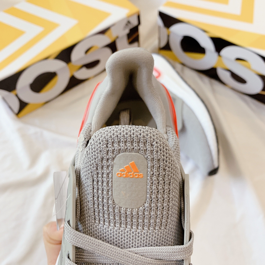 Cận cảnh những đường chỉ đã được thiết kế tỉ mỉ cố định với 2 đường