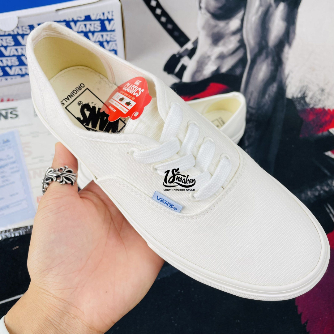 giày vans trắng luôn là sự lựa chọn của giới trẻ