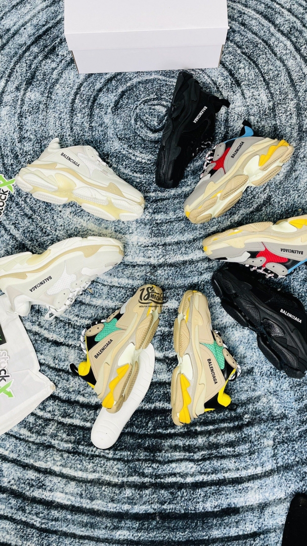 Giày Balenciaga 2022 Triple S nên có trong tủ giày cho các bạn thích sự hầm hố