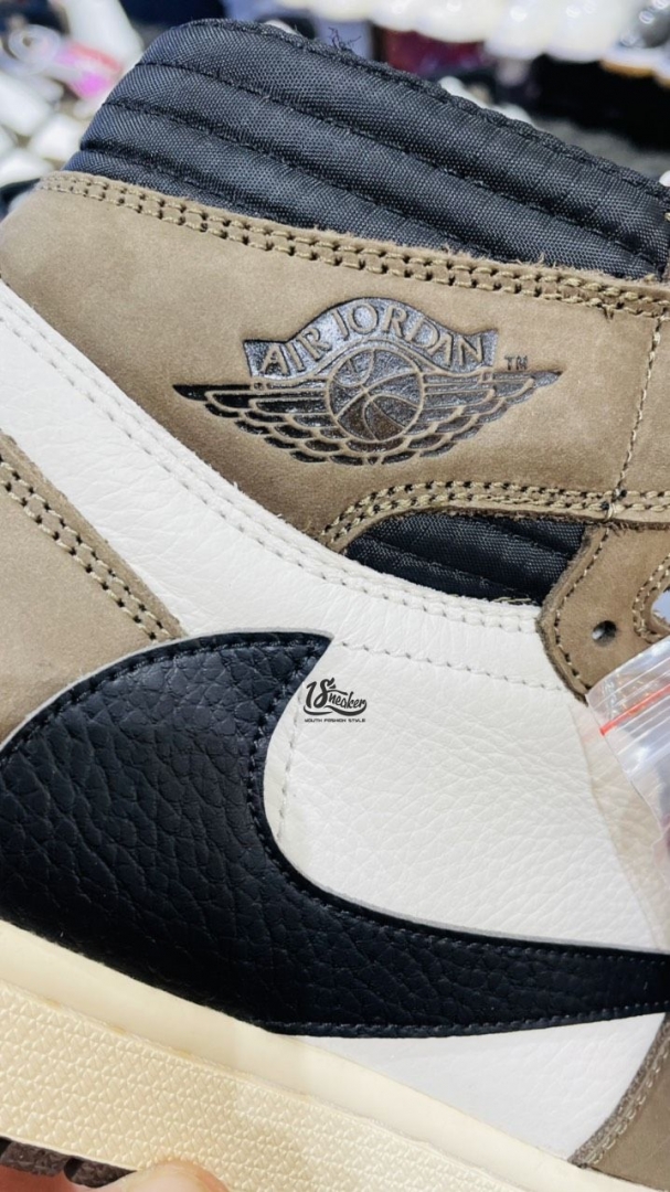 Giày Nike Air Jordan 1 Travis Scott soi kĩ logo của em giày nó