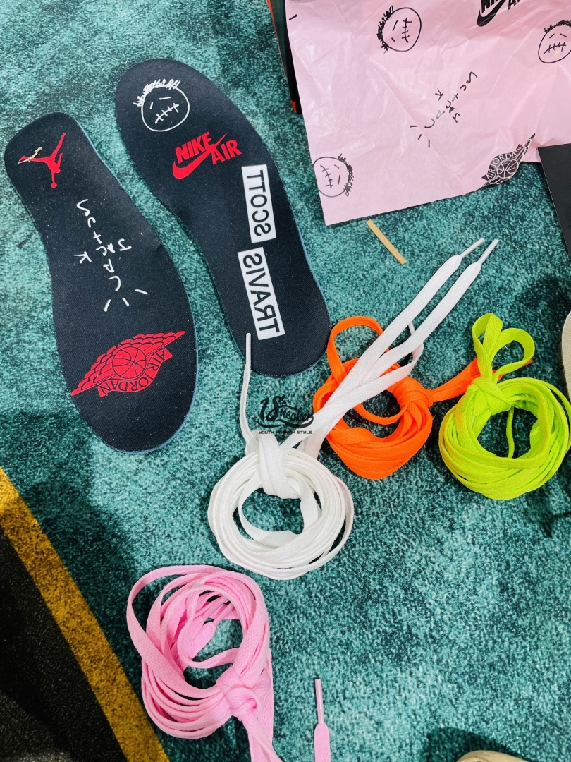 Giày Nike Air Jordan 1 Travis Scott xu với bộ phụ kiện đi kèm cục độc và lạ