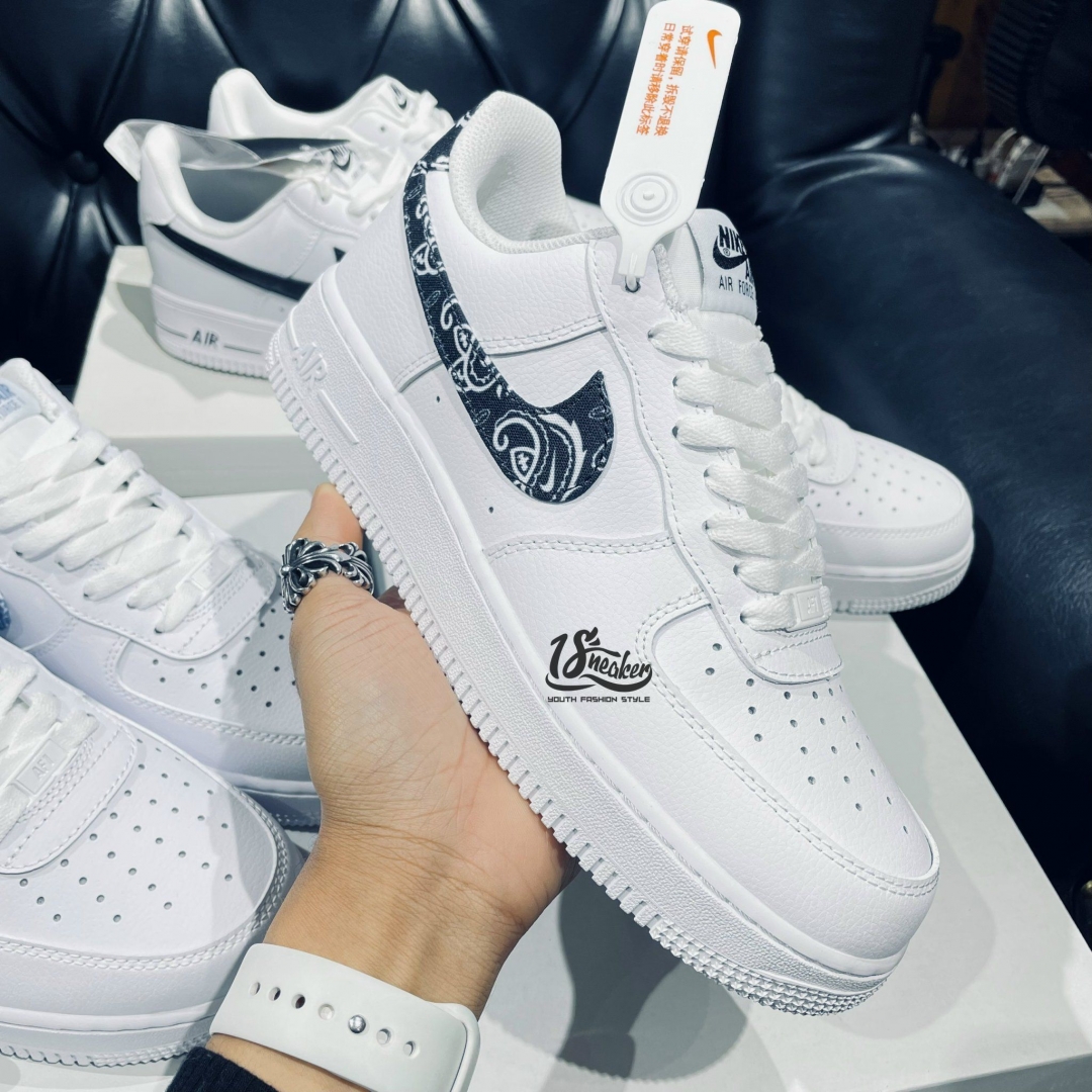 Nike trắng viền đen thổ cẩm