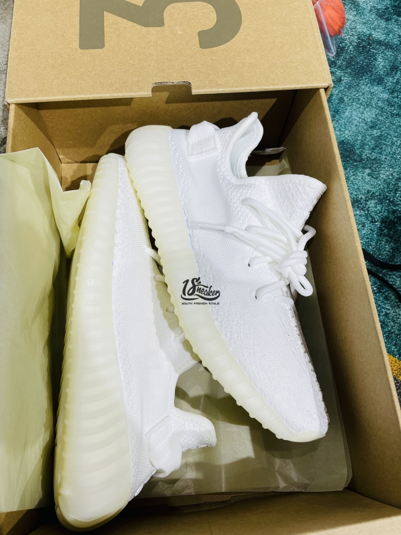 Với đôi màu trắng sử dụng đế boss cực trâu bò