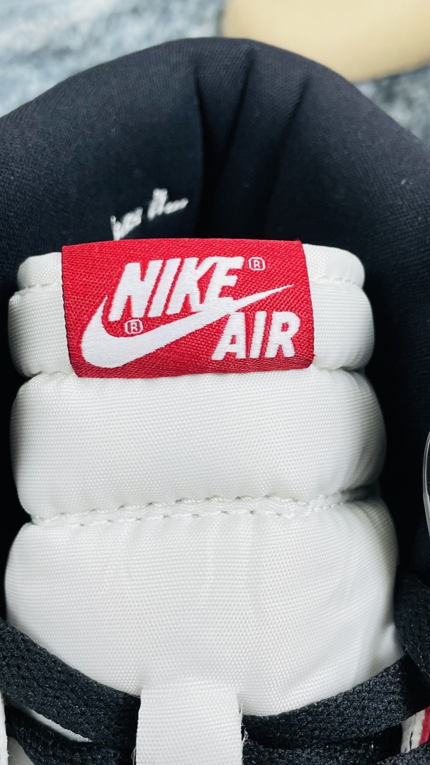 Lưỡi gà màu đỏ được gắn lên em TJordan 1 Retro High Trophy Room Chicago Siêu Cấp