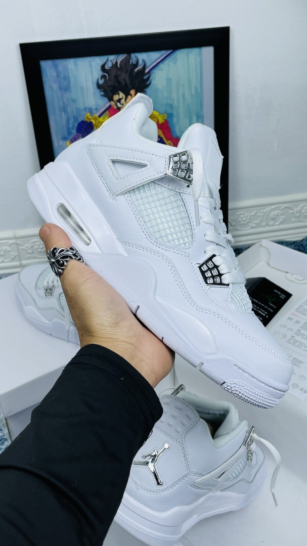 Tr&ecirc;n tay em jordan 4 full trắng