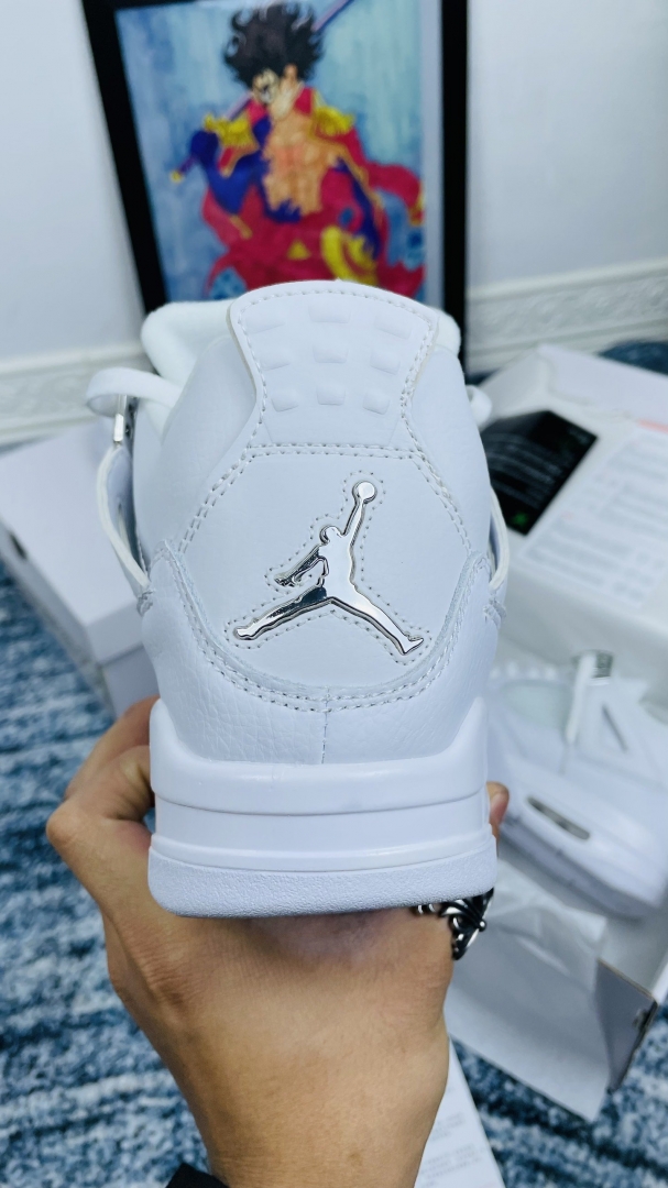 Logo đ&agrave;ng sau em gi&agrave;y đẹp v&agrave; n&eacute;t mịn 