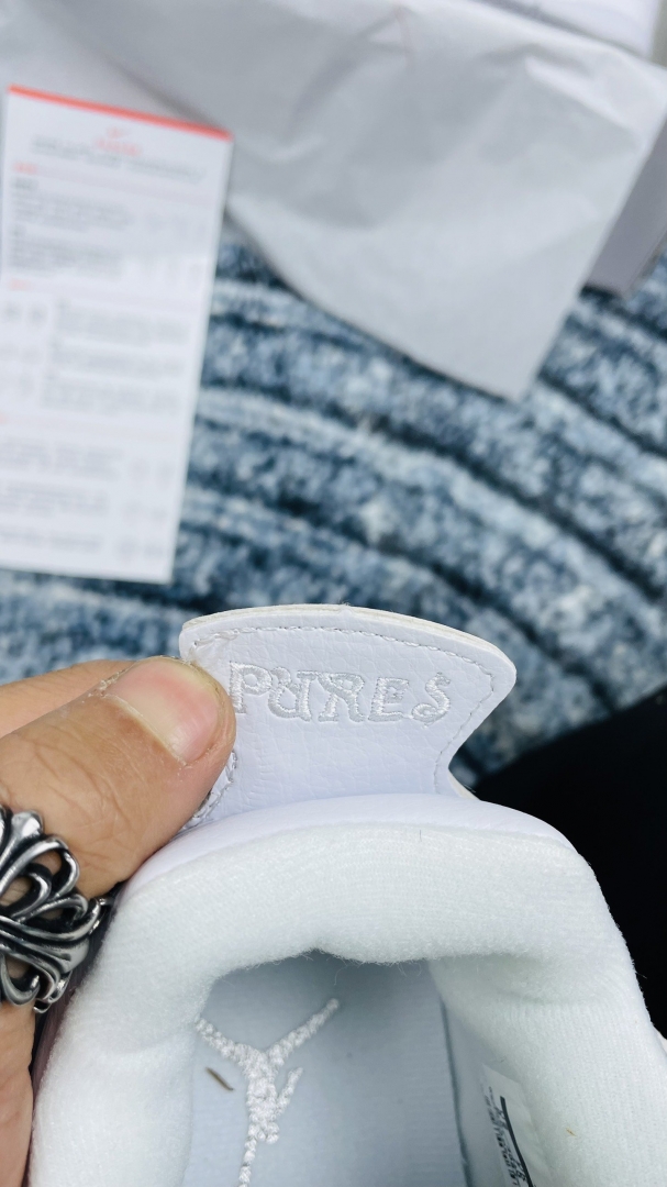 G&oacute;t gi&agrave;y c&oacute; chữ pures đẹp v&agrave; chuẩn sneaker