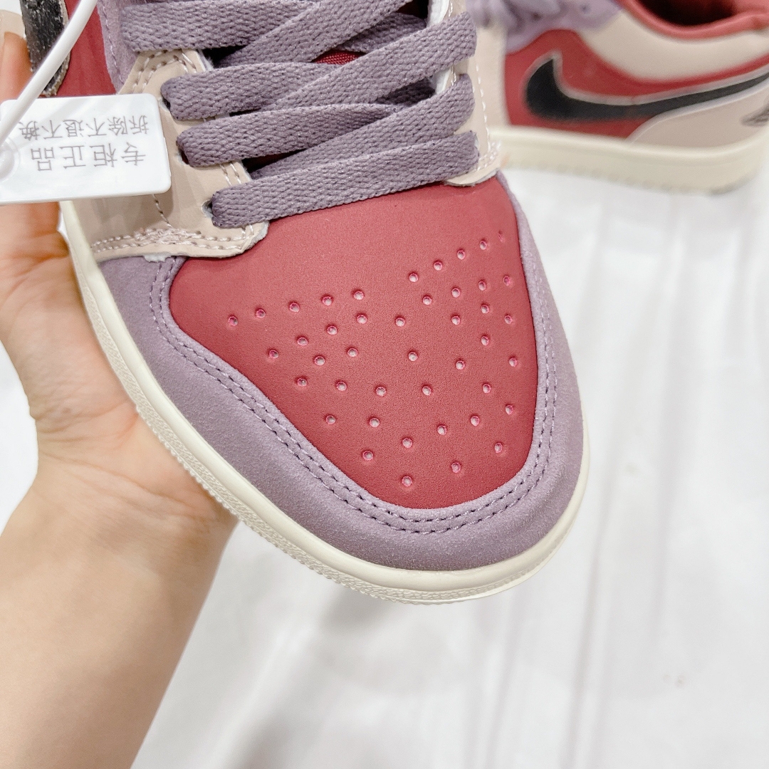 Khi đi giày NIKE JORDAN 1 Low Canyon Rust thoáng khí khi có các lỗ ở mũi giày