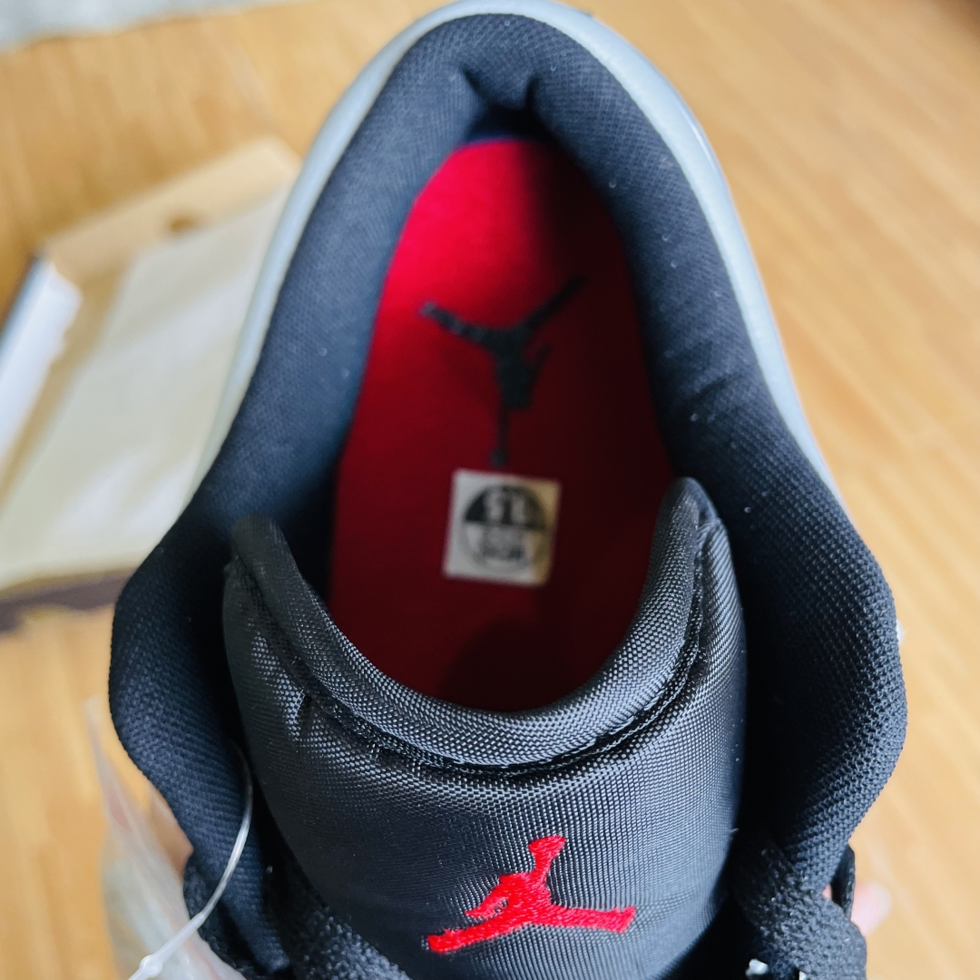 Sử dụng logo đỏ, chất lượng cũng như làm tăng độ nổi bật cho đôi giày