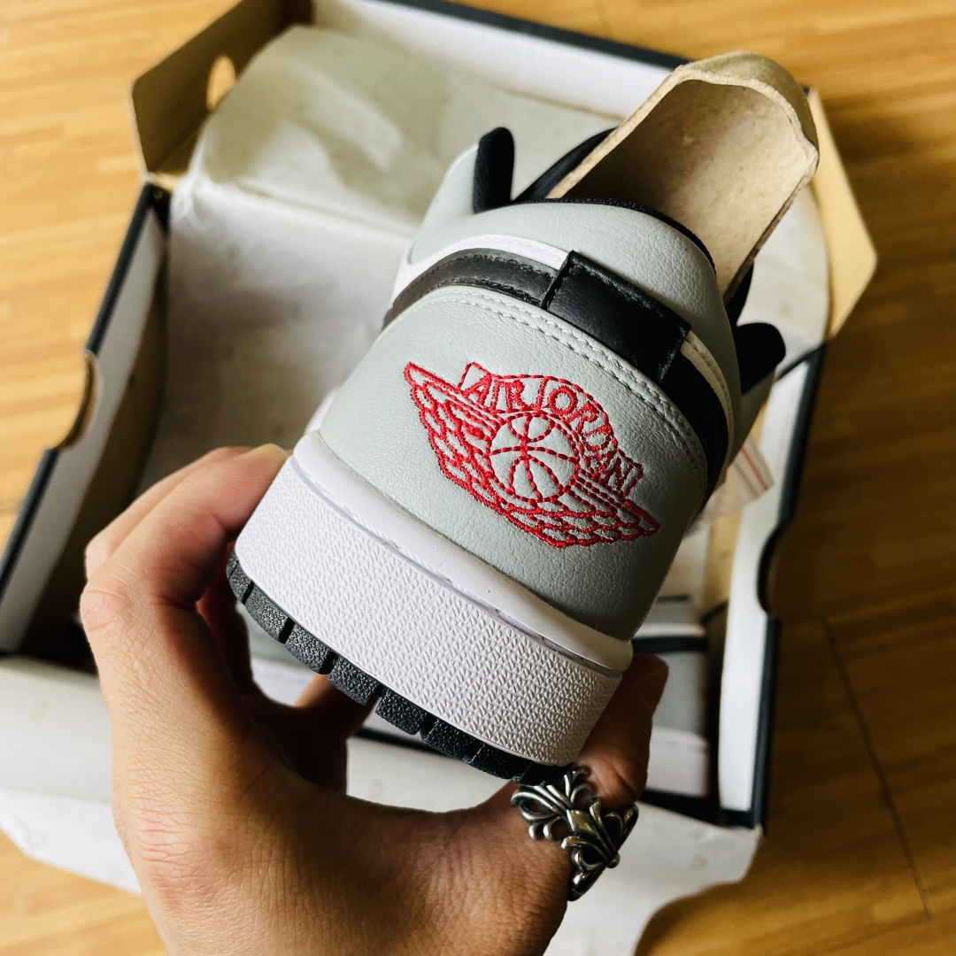 Logo đôi giày sắc nét tạo điểm nhấn cho đôi giày