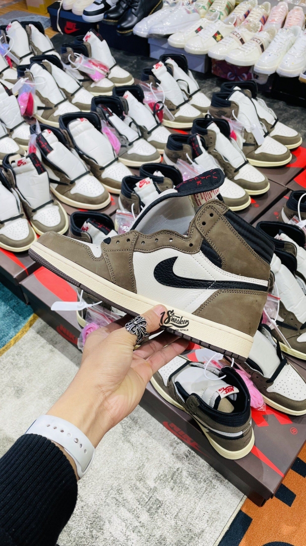 Đây là mẫu giày sử dụng hoàn toàn chất liệu cao cấp và phần uper hoàn toàn từ da bò