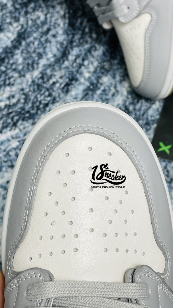 Phần mũi có những lỗ nhỏ giúp giày thông thoáng và êm