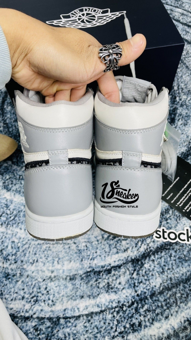 D&aacute;ng form v&agrave; độ bền của đ&ocirc;i gi&agrave;y khỏi b&agrave;n c&atilde;i