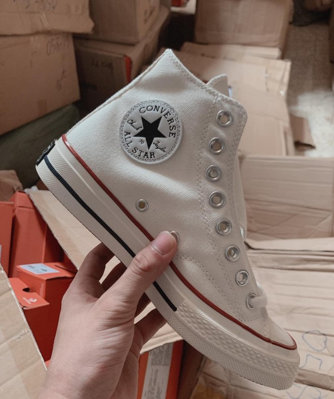 Giữ cho vệ sinh đ&ocirc;i gi&agrave;y lu&ocirc;n s&aacute;ng mới