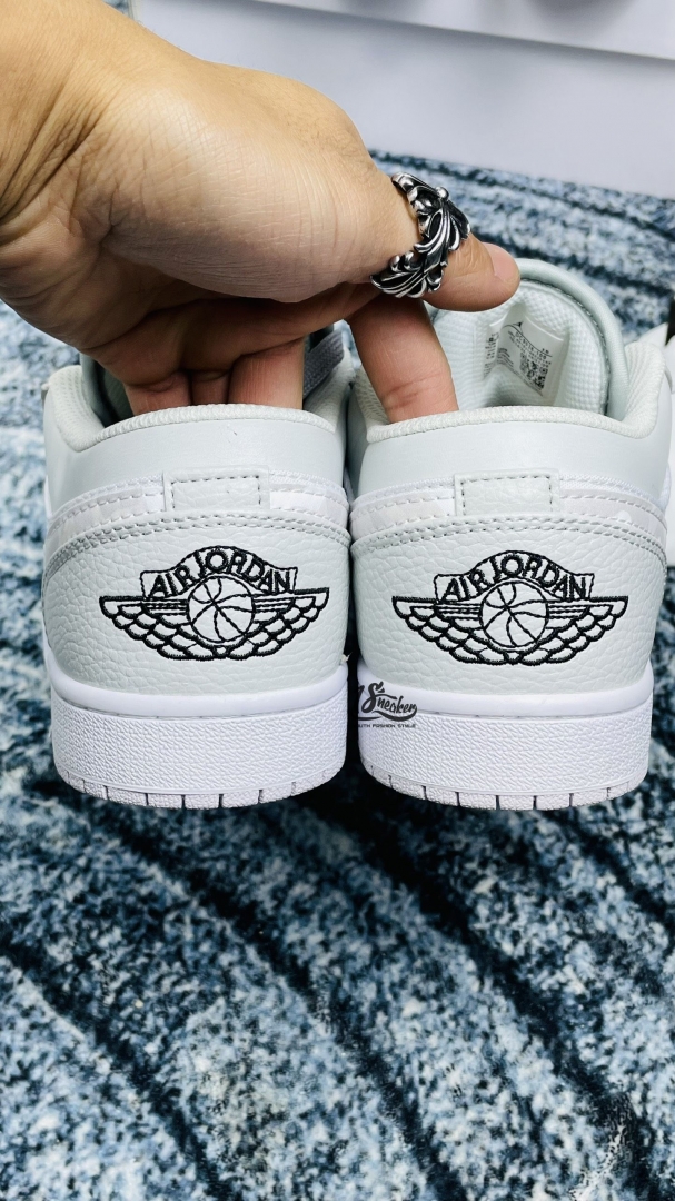 Logo đàng sau đôi giày Nike Air Jordan 1 Low White Camo