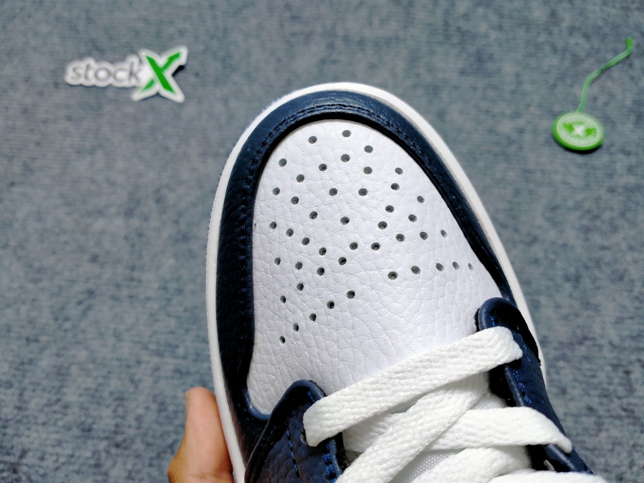 Jordan 1 mid white metallic gold obsidian