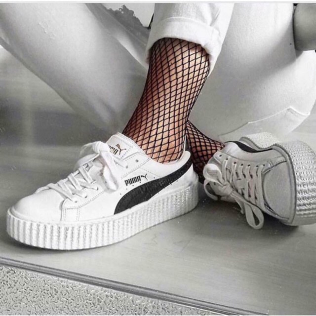 Kết hợp đôi Puma viền đen với quần Jeans cho nữ