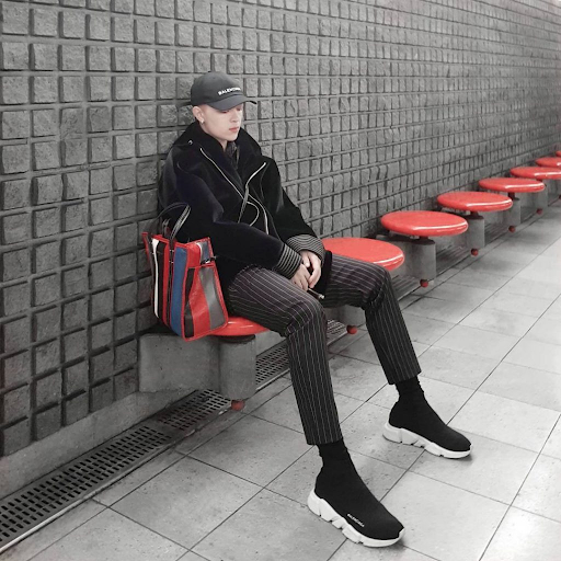 Kết hợp giày balenciaga speed trainer cùng áo kaki với quần dài