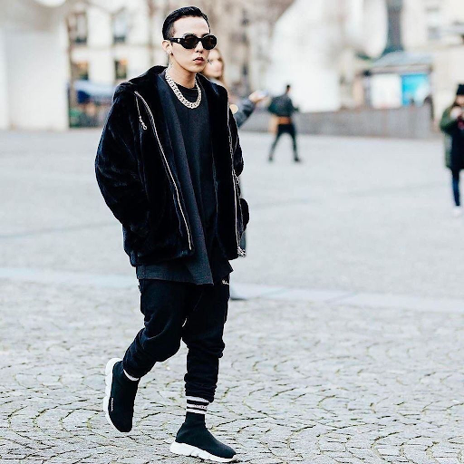 Kết hợp giày balenciaga speed trainer cùng áo phông rộng bên trong mix cùng chiếc áo khoác bên ngoài