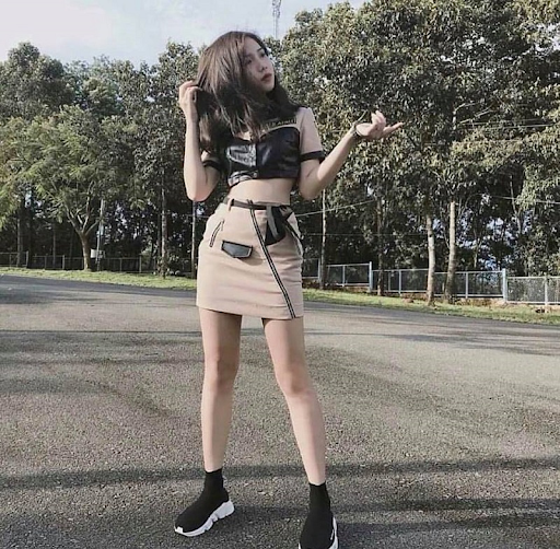 Kết hợp giày balenciaga speed trainer cùng với chân váy ngắn