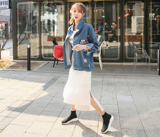 Kết hợp giày balenciaga speed trainer cùng với váy liền thân