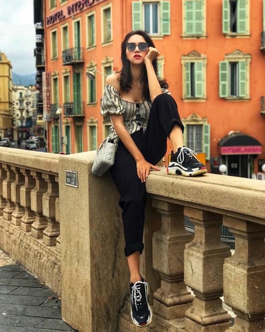 Mãn nhãn với áo trễ vai kết hợp với giày balenciaga