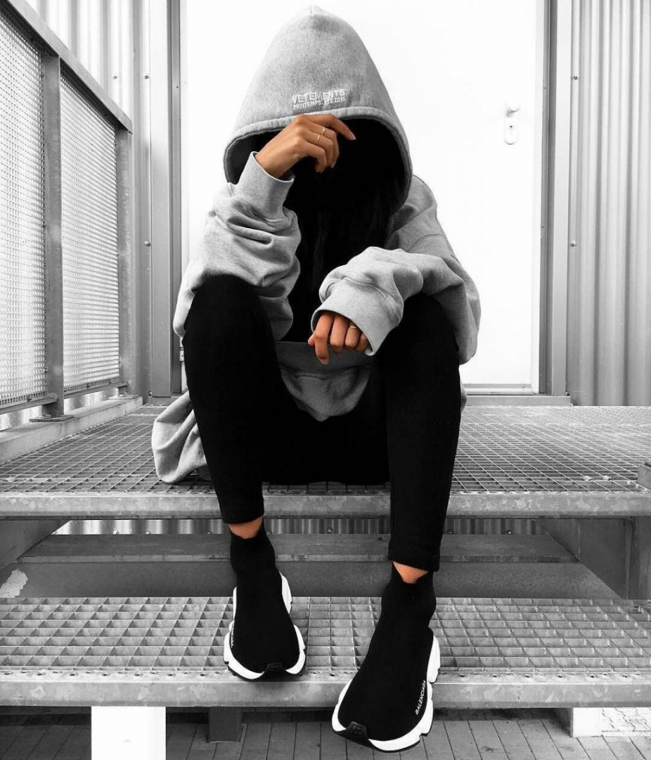 Mix giày balenciaga với áo hoodie cực cool ngầu