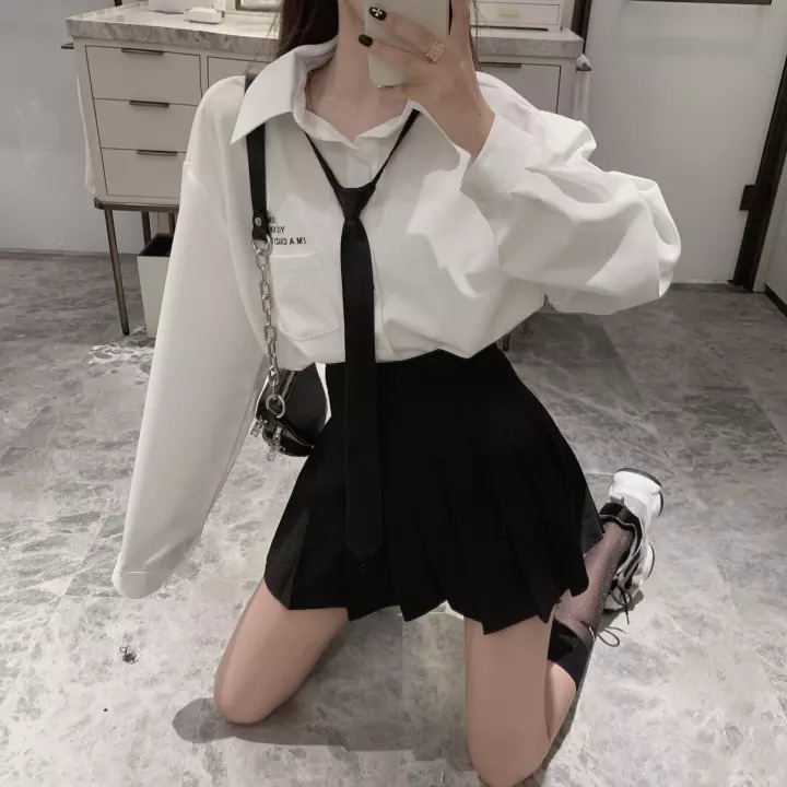 Mix váy xòe với giày banlenciaga