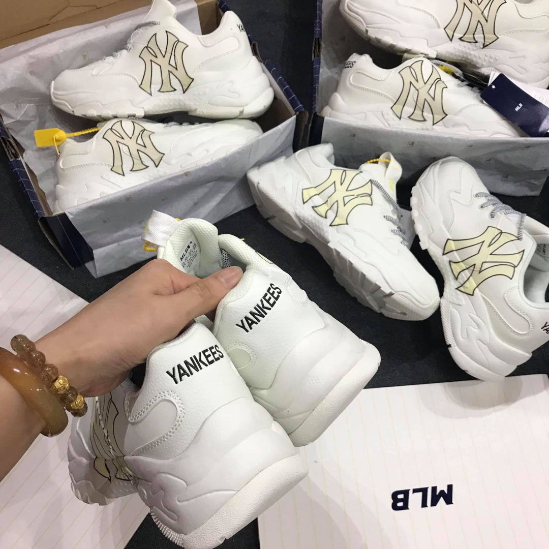 Phần sau hông nhìn form không bị xấu chút nào nha, form vẫn cực chuẩn