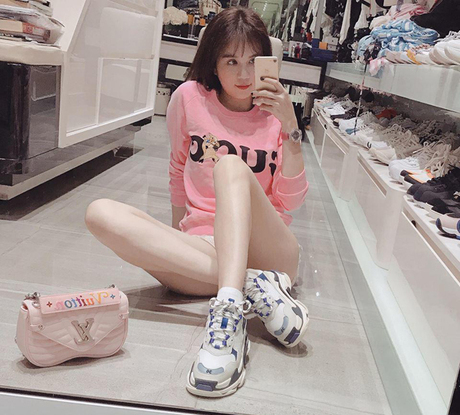 Phong cách mix đồ cho bất kì cô gái nào cũng có thể áp dụng. Kể cả Ngọc Trinh cũng vậy